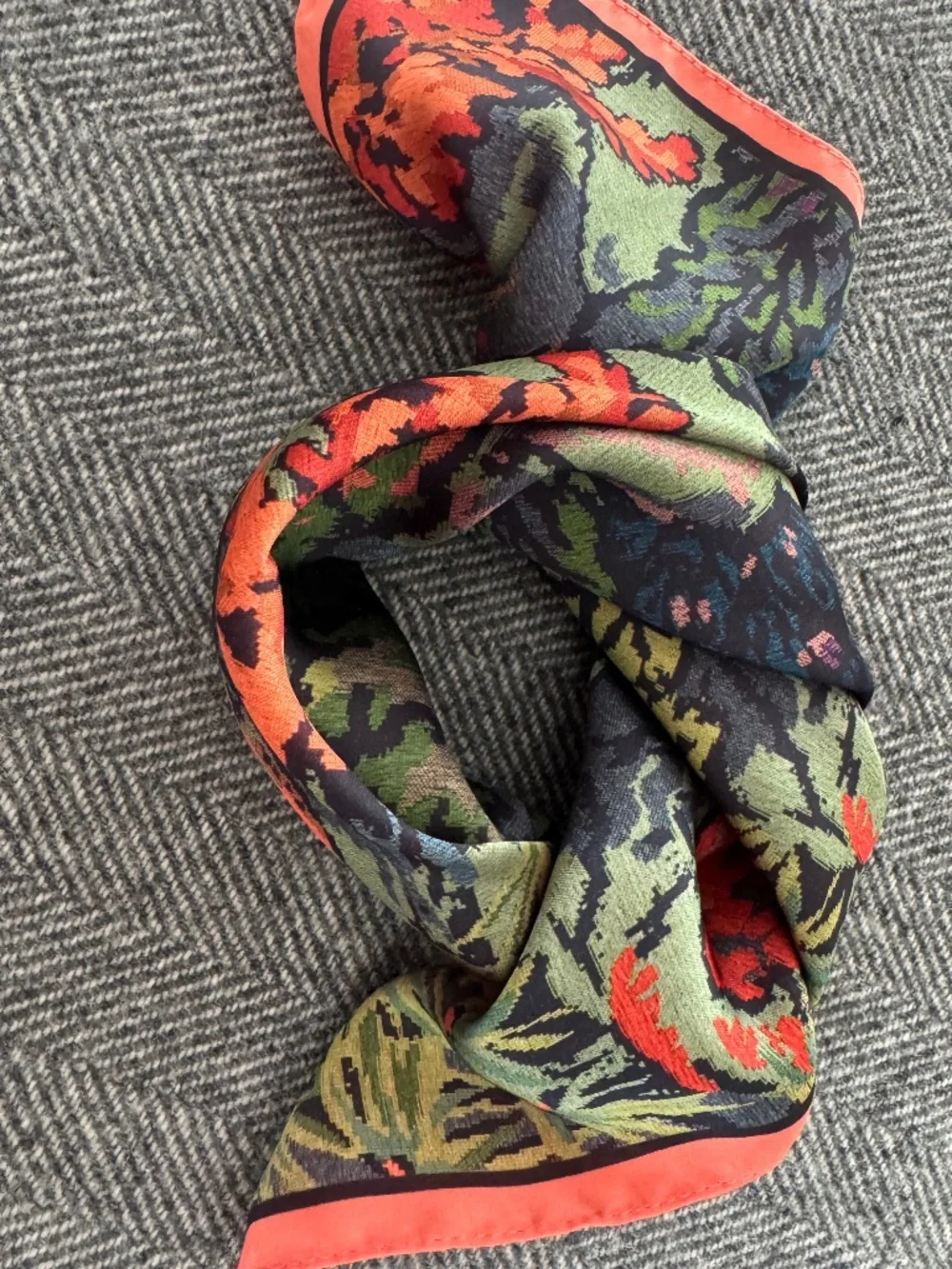 NWOT, SILK SCARF IN BEAUTIFUL TAPESTRY LANDSCAPE PRINT